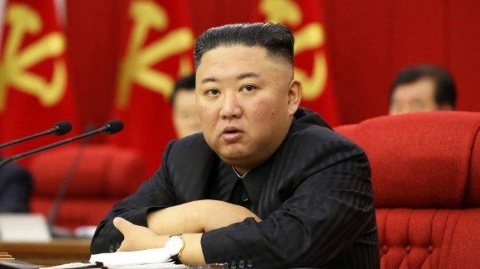Pemimpin Korea Utara, Kim Jong Un, menghadiri Rapat Pleno Komite Pusat Partai Pekerja Korea, Jumat (18/6). Foto dirilis KCNA pada Sabtu (19/6)- Kim Jong Un melarang warganya pesta miras, berbelanja, dan tertawa selama periode berkabung.
