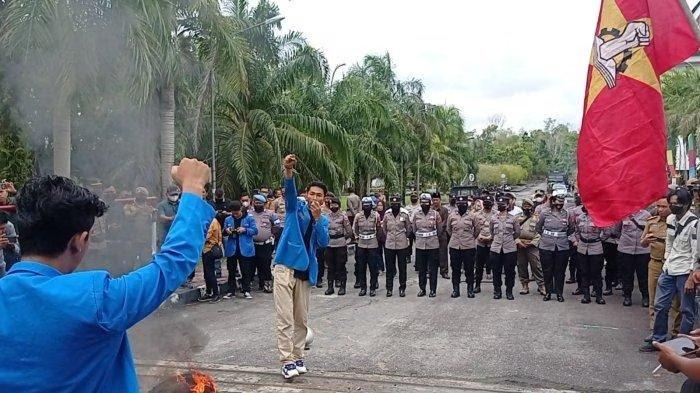 Puluhan mahasiswa yang tergabung dalam AMANKAN (Aliansi Mahasiswa Nunukan) menggelar aksi demo tolak kenaikan harga BBM di depan Kantor DPRD Nunukan, Selasa (6/9/2022).