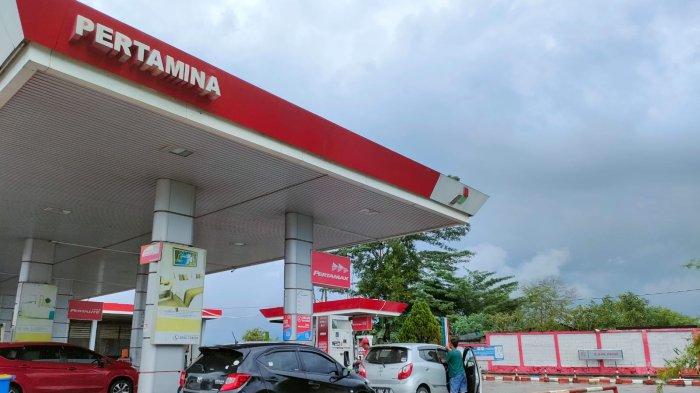 Pengisian bahan bakar minyak di SPBU di Kota Balikpapan, Kalimantan Timur.