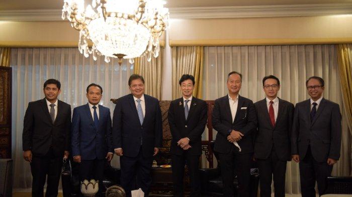 BERSAMA METI JEPANG - Menko Perekonomian, Airlangga Hartarto bersama tim pose bersama METI Jepang, Nishimura Yasutoshi bersama tim di Jakarta, Sabtu, 3 September 2022.