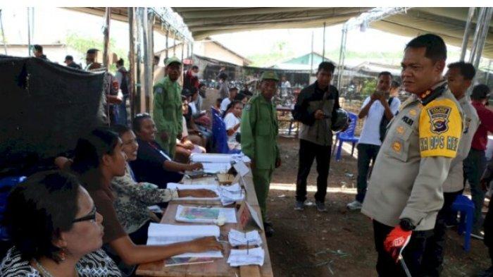 DIALOG -Kapolres Kupang, AKBP FX Irwan Arianto dialog dengan petugas KPPS Pilkades serentak.