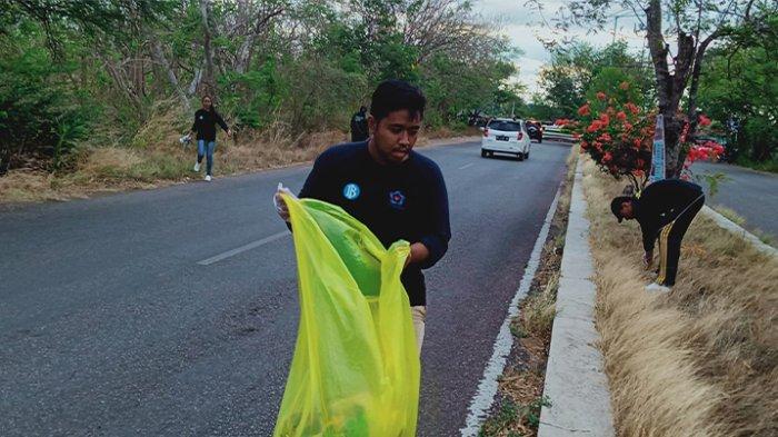 Generasi Baru Indonesia (GenBI) NTT Komisariat Undana melakukan virtual run dan enviroment care di sekitaran Tugu Adipura, Penfui.