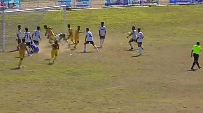 GOL INJURY TIME - Kemelut terjadi saat injury time di depan gawang Persiteng Sumba Tengah yang melahirkan gol bagi Putra Oesao FC. Pertandingan Liga 3 El Tari Memorial Cup XXXI di Stadion Gelora 99 Lembata, Selasa 13 September 2022 ini berakhir imbang dengan skor 2 - 2.