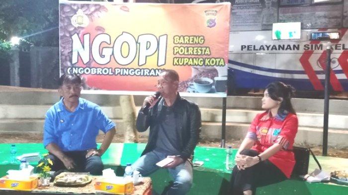 KAMTIBMAS - Kapolresta Kupang Kota Kombes Pol Rishian Krisna Budhiaswanto bersama Penjabat Wali Kota Kupang, George Hadjoh menjawab pertanyaan dari masyarakat terkait permasalahan kamtibmas saat kegiatan Ngopi (Ngobrol Pinggiran) bersama Polresta Kupang Kota di Taman Tagepe, Kecamatan Kelapa Lima, Kota Kupang, Sabtu 27 Agustus 2022 malam.