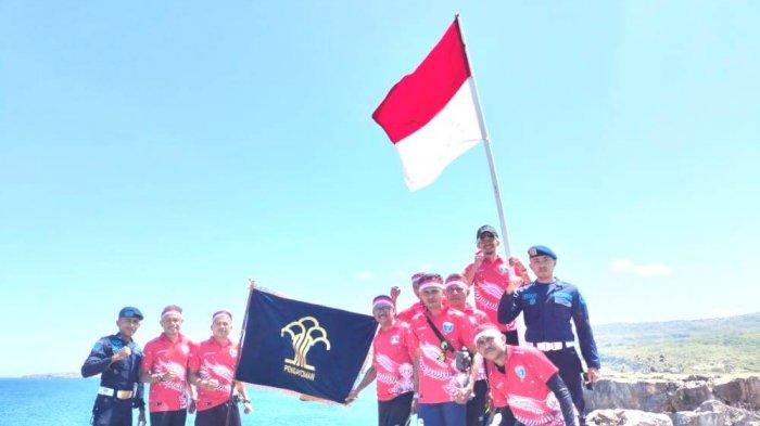 POSE - Kepala Lapas Kelas III Ba'a, Daniel Saekoko (Tengah) bersama pegawai lapas foto bersama di Titik Nol Kabupaten Rote Ndao usai mengibarkan Bendera Merah Putih dan Bendera Pengayoman. Sabtu, 13 Agustus 2022.