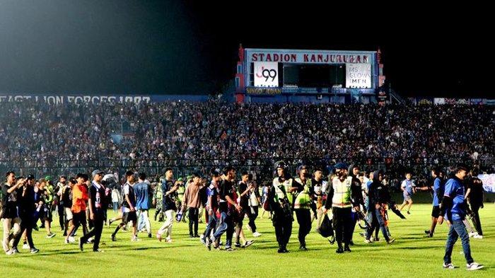 SUASANA STADION KANJURUAN - Kerusuhan Kanjuruhan, kemenangan pertama Persebaya di kandang Singo Edan yang menyulut amarah supporter. Tampak suasana di area Stadion Kanjuruhan, Kepanjen, Kabupaten Malang, seusai kericuhan penonton yang terjadi seusai laga pekan ke-11 Liga 1 2022-2023 bertajuk derbi Jawa Timur, Arema FC vs Persebaya Surabaya, Sabtu (1/9/2022) malam.