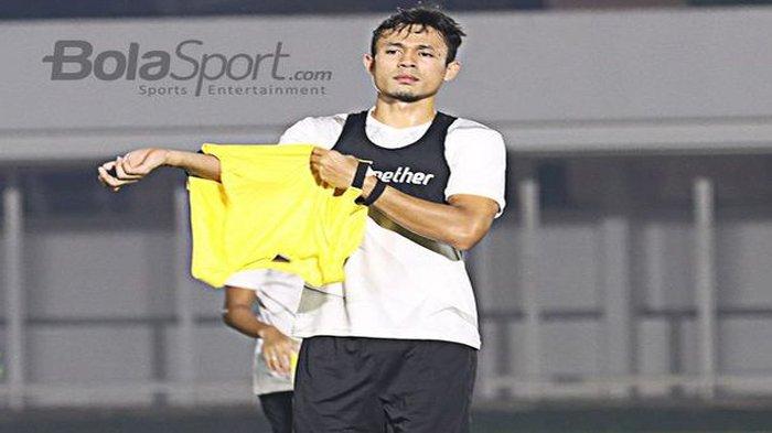 ARIF SATRIA LATIHAN - RANS FC yang masih menghadapi persoalan lini belakang rapuh akan segera teratasi karena Arif Satria bakal turun saat melawan Dewa United di Liga 1. Arif Satria, saat masih menjadi bek Persebaya mengikuti pemusatan latihan timnas Indonesia di Stadion Madya, Senayan, Jakarta, pada Selasa (11/5/2021).