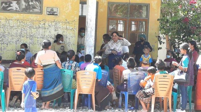 TP PKK - Ketua Tim Penggerak PKK Kabupaten Malaka, drg. Maria Martina Nahak, M. Biomed meminta kepada para ibu agar selalu memperhatikan Perilaku Hidup Bersih dan Sehat (PHBS) pola asuh anak yang baik dan benar di Desa Kakaniuk, Sabtu 20 Agustus 2022.