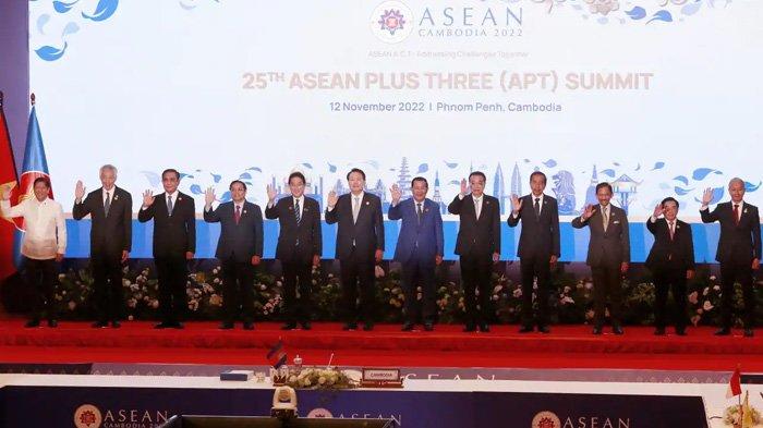 Para pemimpin di KTT ASEAN berkumpul untuk foto bersama di Phnom Penh, Kamboja pada 12 November 2022.