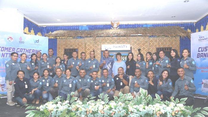 Pjs. Pemimpin Bank NTT Cabang Mbay, Mathias Nara Tifaona dan staf foto bersama Bupati Nagekeo, Johanes Don Bosco Do dan istri usai customer gathering di Aula Setda Nagekeo, Jumat 29 Juli 2022.
Area lampiran
http://tribunflores.com/TOMMY