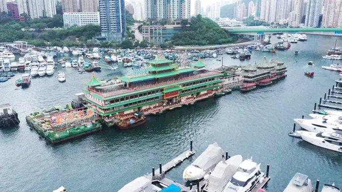 Seorang raja kasino Macau membuka Jumbo Floating Restaurant 1976. Restoran ini dinyatakan tenggelam di Laut China Selatan, Minggu 19 Juni 2022.