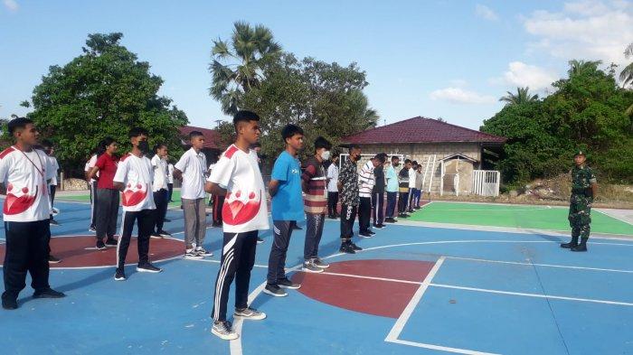 Anggota Kodim 1627/Rote Ndao memberikan Wawasan Kebangsaan di SMAK ISRA.
