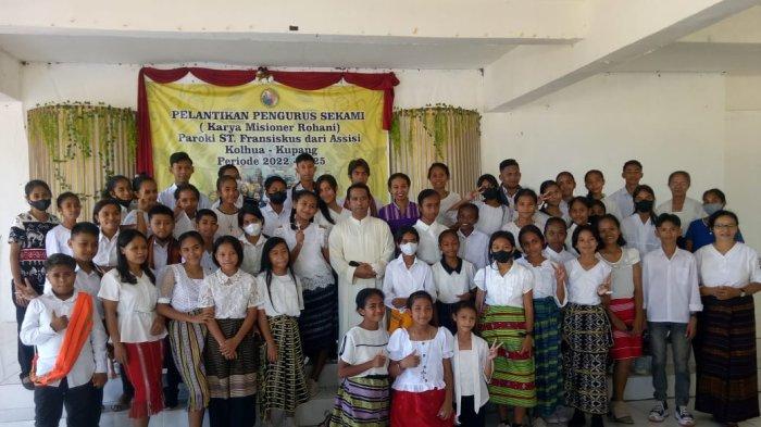 BERSAMA PEMBINA -Pengurus SEKAMI Paroki st. Fransiskus dari Assisi, BTN Kolhua pose bersama Pastor Moderator dan Pembina usai ramah tamah di aula paroki, Minggu, 4 Desember 2022.