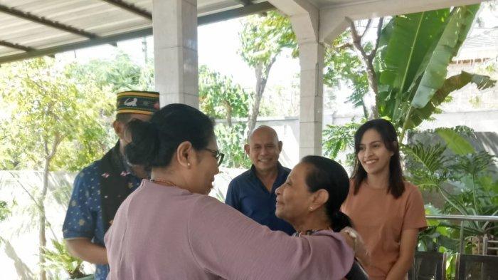 TEMUI TANTA DORCE -Sekda NTT, Domu Warandoy bersama Ny. Narwasty Danga Hinda Warandoy menemui Tnada Dorce di kediaman almarhum Om Damyan Godho, Jalan Fetor Foenay, Sabtu, 13 Agustus 2022.