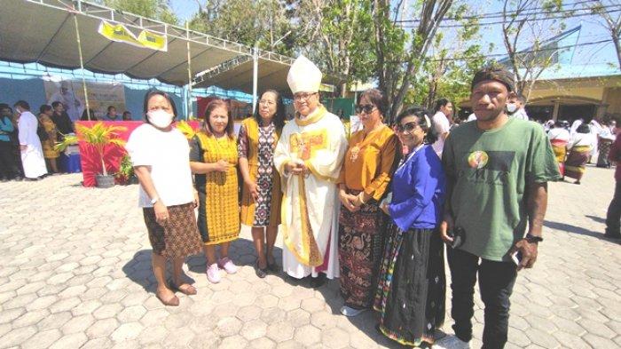 USKUP - Umat saat berfoto dengan Uskup Agung Ruteng Mgr. Siprianus Hormat di halaman depan Gereja St. Maria Assumpta Kupang. Rabu 27 Juli 2022.