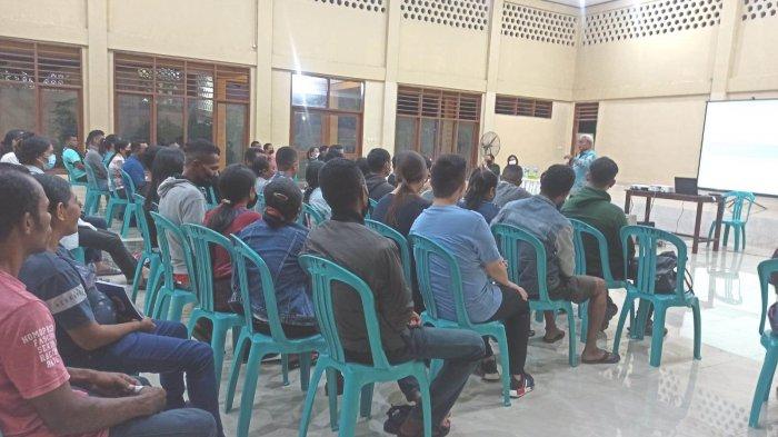 BERI MATERI - Wakil Wali Kota Kupang dr Hermanus Man memberikan materi pembekalan pra nikah di Aula Gereja St Yoseph Naikoten, Kamis 21 Juli 2022.