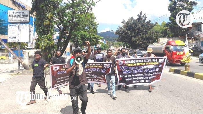 Tribun-Papua.com/Raymond Latumahina
Aksi unjuk rasa suporter Persipura Jayapura, Jumat27 Mei 2022