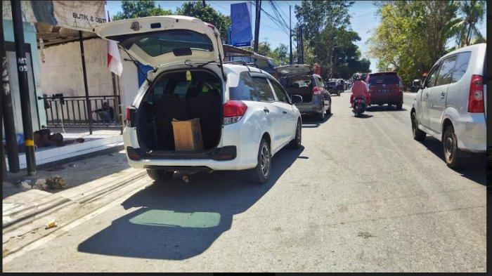 Beberapa mobil travel gelap yang terparkir di ruas Jalan Timor Raya Oesapa Kota Kupang, Provinsi NTT. Gambar diabadikan pada Senin, 29 Agustus 2022.