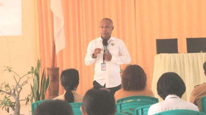 BERI MATERI - Subkoordinator Pencegahan Bidang P2M BNN Kabupaten Belu, Gregorius Kali Bau memaparkan materi tentang Rencana Aksi Daerah P4GN, di Aula Dinas P dan K Belu, Senin 29 Agustus 2022.