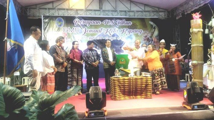 GEREJA KOTA KUPANG - Gubernur NTT Viktor Bungtilu Laiskodat saat memberikan sambutan dalam acara HUT Jemaat GMIT Kota Kupang. Sabtu 13 Agustus 2022.