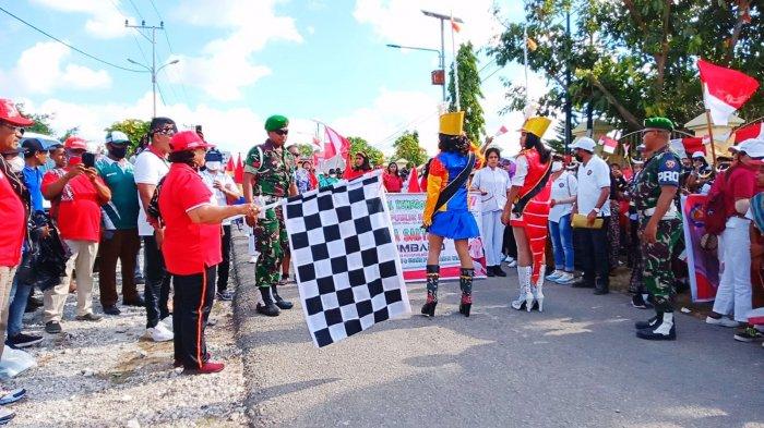 KARNAVAL - Bupati Rote Ndao, Paulina Haning-Bullu melepas ribuan peserta Karnaval. Senin, 15 Agustus 2022.