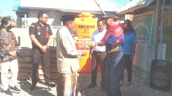 Kepala Lapas Kelas III Ba'a, Daniel Saekoko menyerahkan bantuan berupa keran air secara simbolis kepada Imam Masjid di hadapan Wakil Bupati Rote Ndao, Stefanus M Saek beserta Forkopimda. Minggu, 24 Juli 2022.