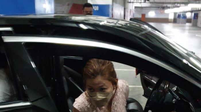 TANGKAP - Linda Liudianto saat ditangkap Tim Tabur Kejaksaan Agung di Jakarta. Jumat 12 Agustus 2022.