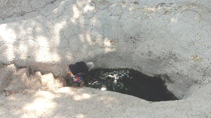 POS-KUPANG.COM/OBY LEWANMERU
Seorang warga Kelurahan Maulafa, Kecamatan Kota Kupang sementara masuk ke dalam kolam untuk menimba air, Selasa 20 September 2022
Seorang warga Maulafa, Kota Kupang sementara masuk ke dalam kolam untuk menimba air, Selasa 20 September 2022