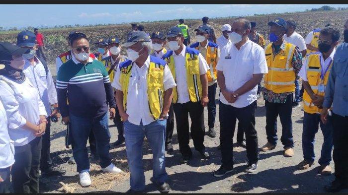 TINJAU- Menteri PUPR RI Basuki Hadimuljono didampingi Bupati Sumba Timur Drs Khristofel Praing saat meninjau lahan sorgum di Laipori Desa Palakahembi Kecamatan Pandawai Sumba Timur, Minggu 11 September 2022.