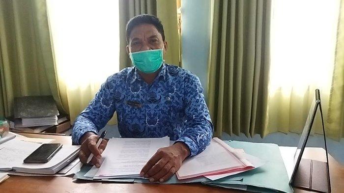 Kepala Dinas Kesehatan Kabupaten Mabar, Paulus Mami saat ditemui di ruang kerjanya, Senin 17 Januari 2022.