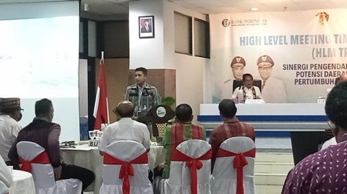 BBM - Sales Area Manager Retail Pertamina Wilayah NTT, Ahmad Tohir melaporkan kebijakan Pertamina di daerah oleh Pertamina dalam High Level Meeting Tim Pengendali Inflasi Daerah (HLMTPID) Provinsi Nusa Tenggara Timur (NTT) bertajuk Sinergi Pengendalian Inflasi Melalui Optimalisasi Potensi Daerah Dalam Rangka Mendukung Pertumbuhan Ekonomi yang berkelanjutan di Aula lantai 5 Bank NTT kantor Pusat pada Jumat, 12 Agustus 2022.