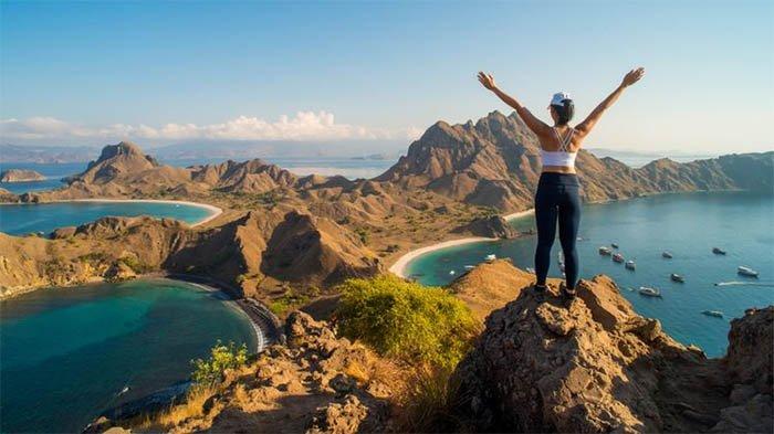 KOMODO -- Paket wisata ke Labuan Bajo menawarkan semua keindahan alam bak negeri dongeng. Namun Anda perlsu melengkapi diri selama berda di destinasi wisata itu