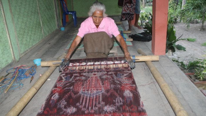 Proses pembuatan kain tenun di Kampung Kalu, Kelurahan Prailiu, Kecamatan Kambera, Sumba Timur. Kain tenun juga dimanfaatkan sebagai pengawet mayat alami dengan cara membungkus jenazah.