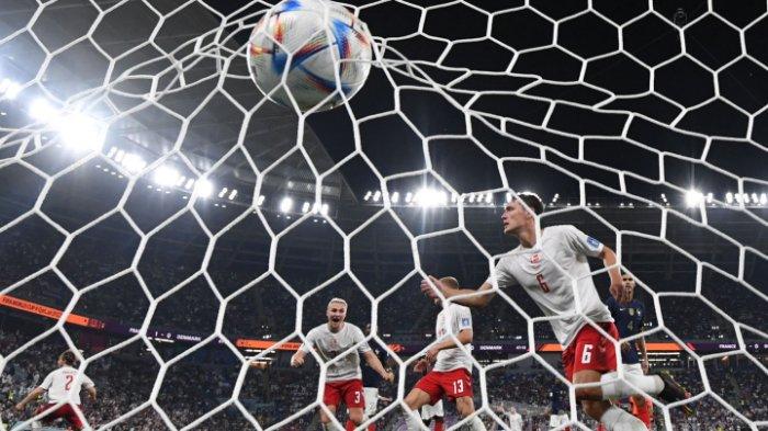 Bek Timnas Denmark, Andreas Christensen (kanan) mencetak gol pertama timnya dalam laga sepak bola Grup D Piala Dunia 2022 antara Prancis melawan Denmark di Stadion 974, di Doha, Qatar, Sabtu (26/11/2022) malam.
