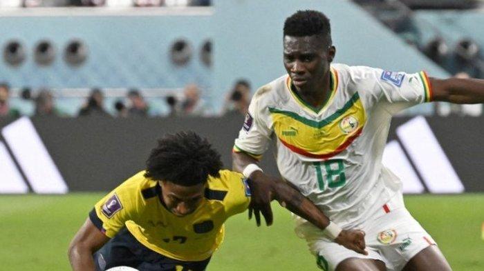 Pemain Ekuador Angelo Preciado berduel dengan Ismaila Sarr (18) dari Senegal dalam laga Grup A Piala Dunia 2022 di Stadion Internasional Khalifa, 29 November 2022.