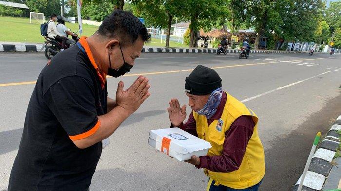 Manajemen Aruna Senggigi membagikan kotak makanan bagi warga di Lombok Barat dan Mataram. Kegiatan sosial tersebut rutin digelar setiap hari Jumat sejak Desember tahun 2021 sebagai bagian dari program CSR.