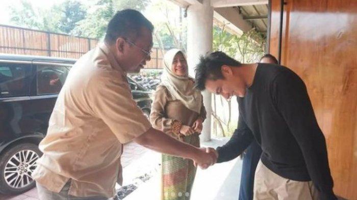 Gubernur Provinsi NTB Zulkieflimansyah (kiri) bersama Baim Wong (kanan) bertemu di Jakarta, Jumat (13/1/2023).