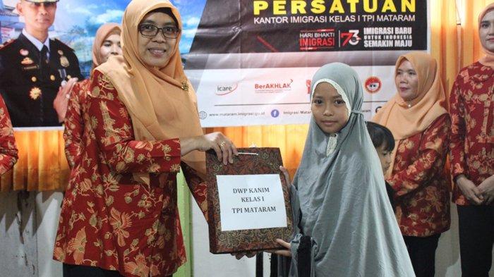 DWP Imigrasi kelas I TPI Mataram menyerahkan secara simbolis bantuan buat anak panti asuhan di Ampenan, Rabu 25 Januari 2025.