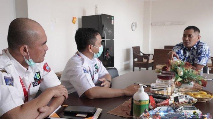 Direktur RSUD Provinsi NTB, dr. Jack (kanan) memimpin rapat internal bersama jajaran MPP dan Sub Koordinator Hukum dan Humas di ruang kerja direktur.