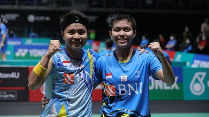 Ekspresi Apriyani Rahayu/Siti Fadia Silva Ramadhanti seusai meraih kemenangan pada turnamen Malaysia Open 2022 di Axiata Arena Kuala Lumpur, Minggu (3/7/2022).