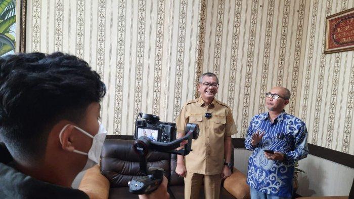 News Director Tribun Network, Febby Mahendra Putra (kanan) bertemu Wali Kota Payakumbuh, Riza Falepi di Kantor Wali Kota Payakumbuh, Selasa (2/8/2022).
