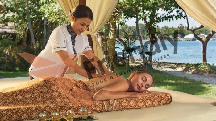 Seorang wisatawan asing menikmati pelayanan di salah satu hotel berbintang di Lombok, Nusa Tenggara Barat.