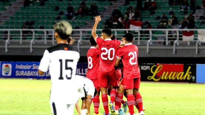 Pemain Timnas U20 Indonesia merayakan gol ke gawang Timor Leste yang dicetak Hokky Caraka di Stadion Gelora Bung Tomo Surabaya, Rabu (14/9/2022) malam.
