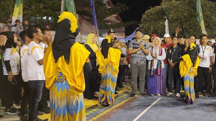 Gubernur NTB Zulkieflimansyah buka kejuaraan bola voli di Kota Bima, Minggu (31/7/2022).