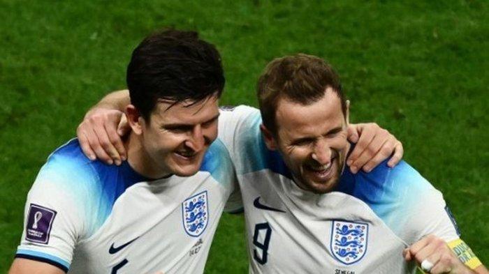 Pemain timnas Inggris Harry Maguire (kiri) dan Harry Kane (kanan) merayakan kemenangan pada 16 besar Piala Dunia 2022 kontra Senegal. Laga Inggris vs Senegal yang digelar di Stadion Al Bayt, Qatar, pada Senin (5/12/2022) dini hari WIB berakhir 3-0 untuk kemenangan The Three Lions.