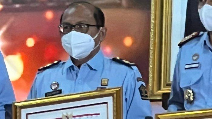 Kepala Divisi Pelayanan Hukum dan HAM, Zulhairi saat menerima penghargaan pelaksanaan OPini 2022.
