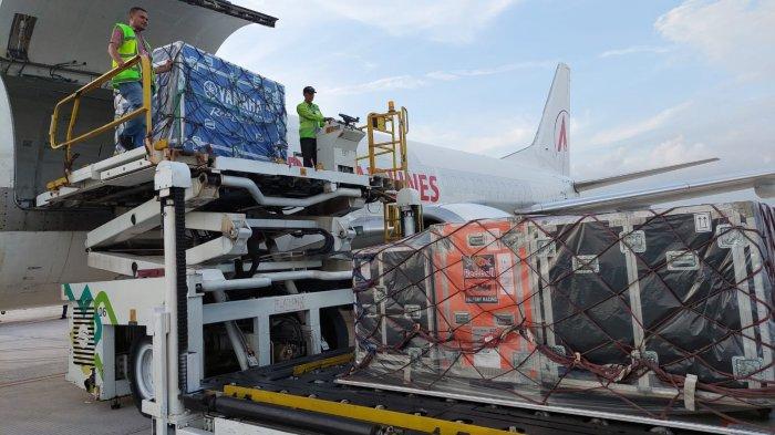 Proses penurunan logistik MXGP saat tiba di Bandara Lombok, Sabtu (18/6/2022). Selanjutnya logistik ini akan dikirim ke Sumbawa.
