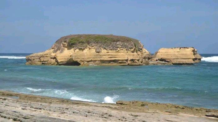 Pantai Kura-kura di Lombok Timur merupakan salah satu objek wisata Lombok yang eksotis.
