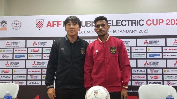 Shin Tae-yong dan Ricky Kambuaya saat jumpa pers di Manila, Minggu (1/1/2023).