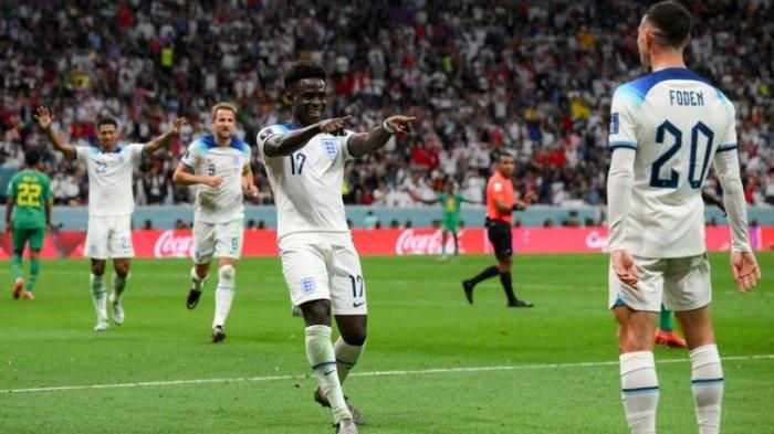 Pemain timnas Inggris Bukayo Saka (tengah) merayakan golnya ke gawang Senegal bersama Phil Foden pada laga babak 16 besar Piala Dunia 2022 di Stadion Al Bayt, Al Khor, Qatar, Senin (5/12/2022) dini hari WIB. Inggris menang 3-0.